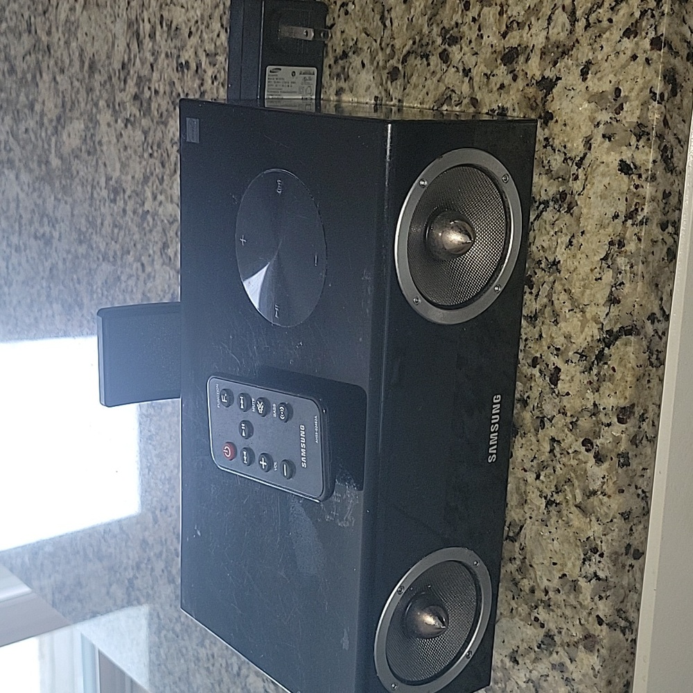 Samsung speaker with remote and docking station